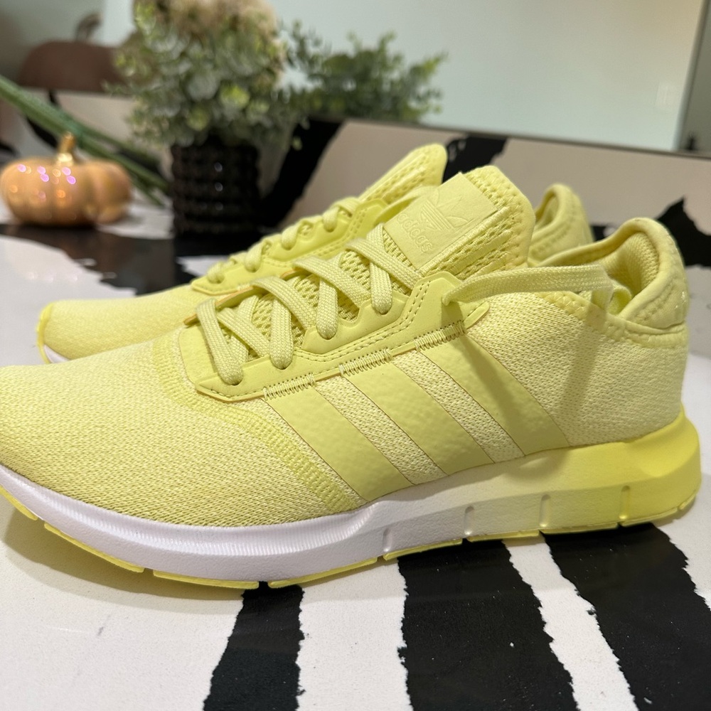 ADIDAS WOMEN’S SWIFT RUN 1.0 - Picture 2 of 8